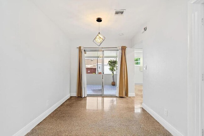 Building Photo - 530 NE 46th St
