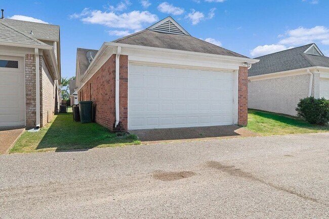 Building Photo - Available Now! 3 Bedroom 2 Bathroom Home i...