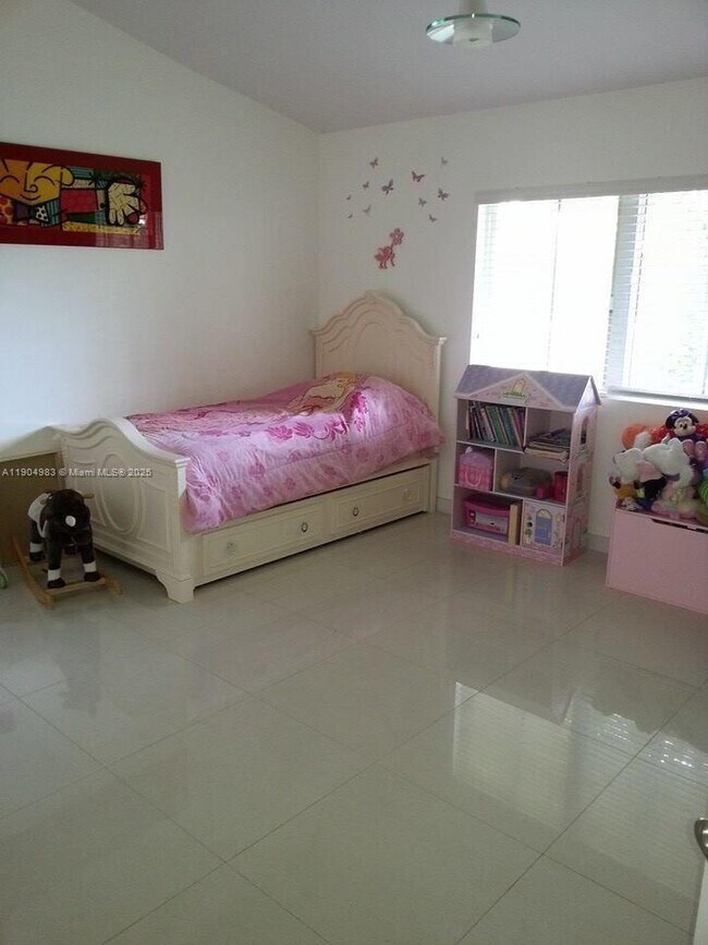 Building Photo - 546 NE 199th Ln