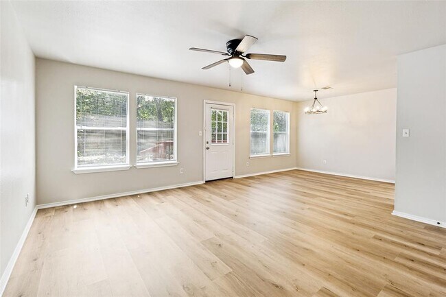 Building Photo - 945-947-947 Sagewood Trail