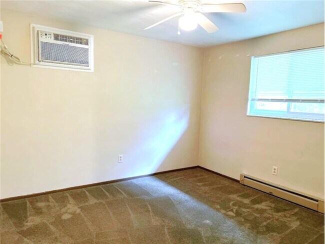 Building Photo - 980 N Overlook Dr