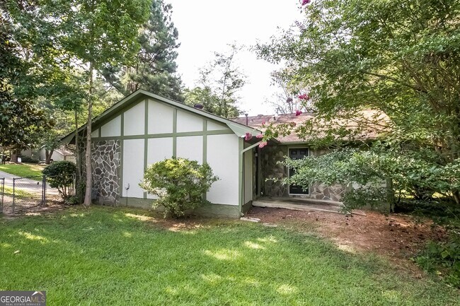 Building Photo - 8495 N Pond Dr