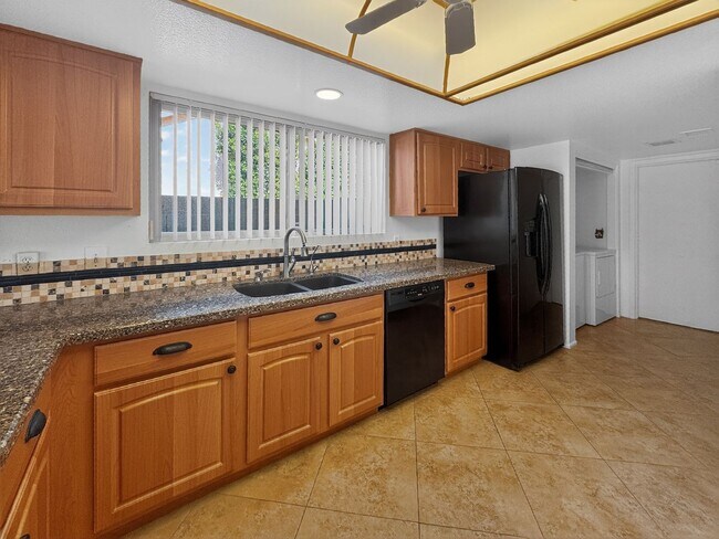 Building Photo - Spacious 4 Bedroom Pool Home in Quiet Cul De Sac