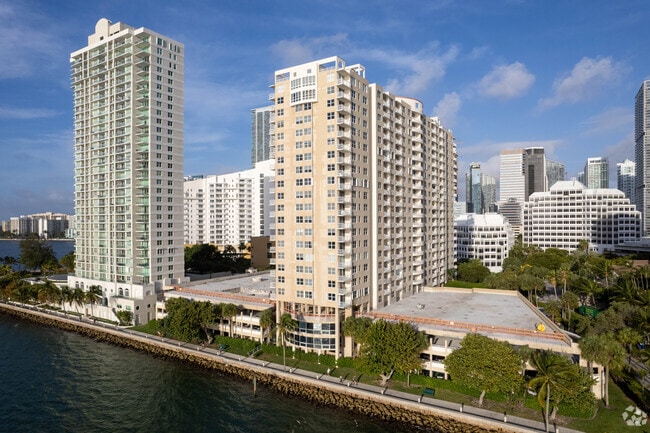 Building Photo - Isola