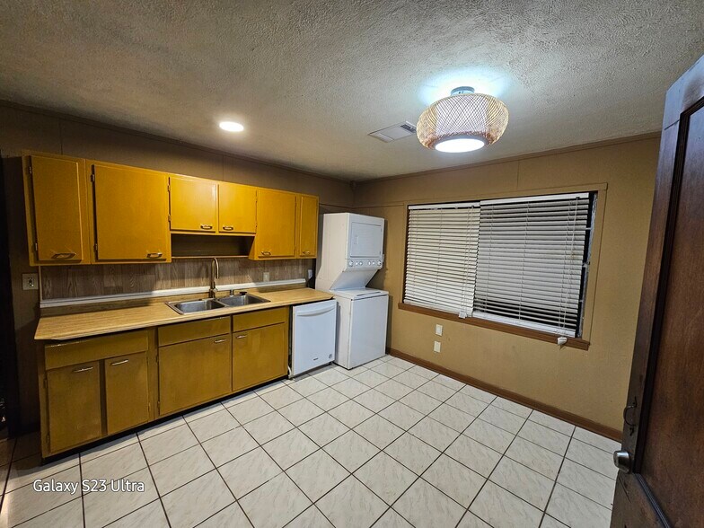 Building Photo - 4910 Airport Blvd