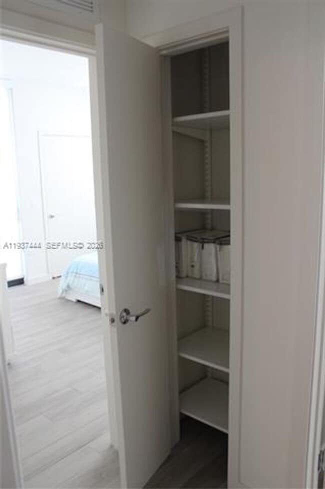 Building Photo - 999 SW 1st Ave