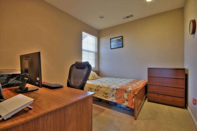 Building Photo - Beautifully Updated Union City Townhome w/ Community Amenities & Vaulted Ceilings