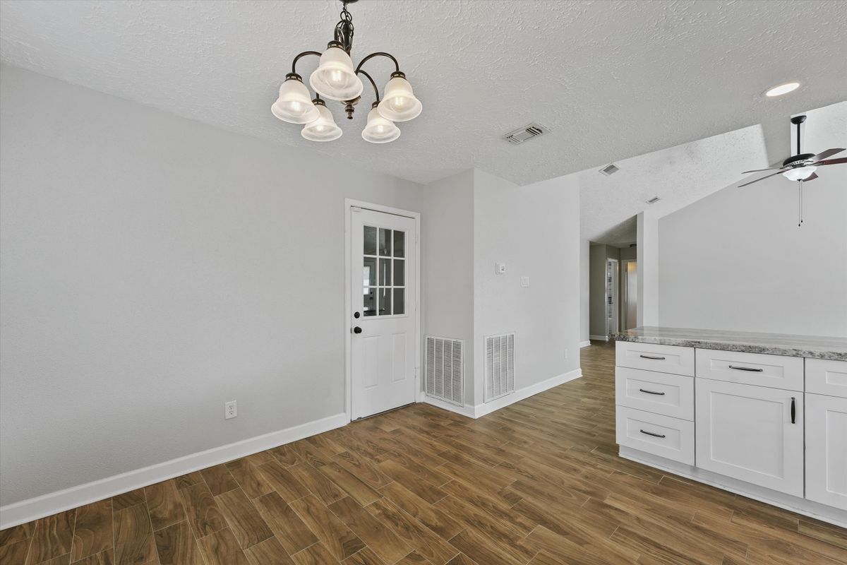 Building Photo - 16703 Pebbleglen Dr