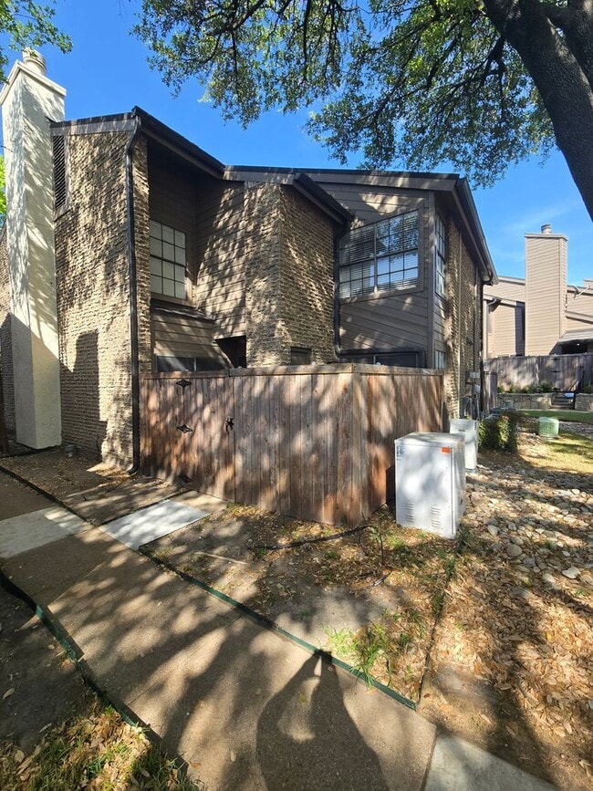 Building Photo - Updated Townhome Condo in Prime Location!