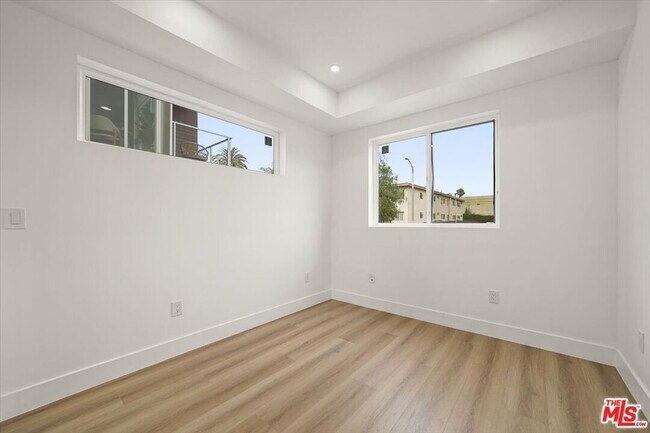 Building Photo - 910 N Hudson Ave