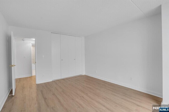 Building Photo - 1055 River 809