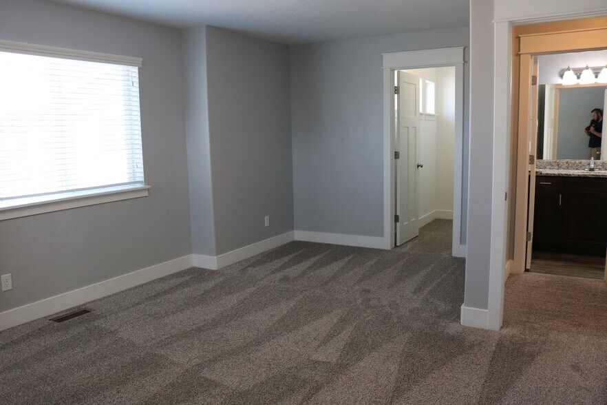 Building Photo - 287 W 20 N