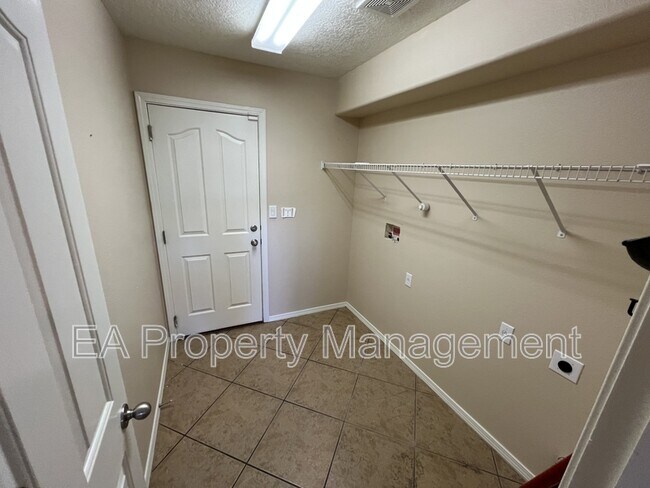 Building Photo - 3644 Clear Creek Rd