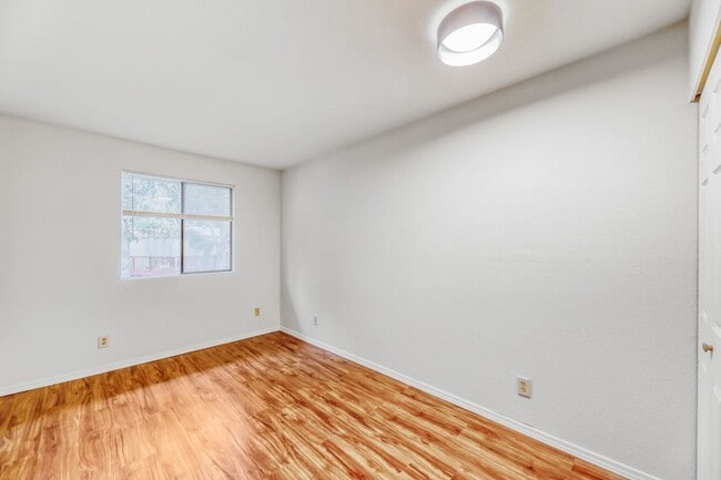 Building Photo - Top Floor 2bed/2bath in an Exclusive Community in the heart of Kirkland, WA!