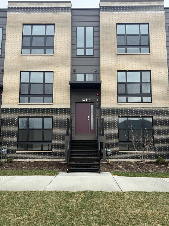 Primary Photo - 1240 Landmark Ave