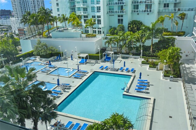 Building Photo - 1800 N Bayshore Dr