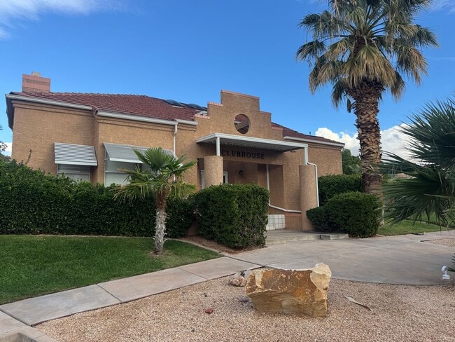 Building Photo - Beautiful Furnished 2 Bedroom Home on Golf Course!!