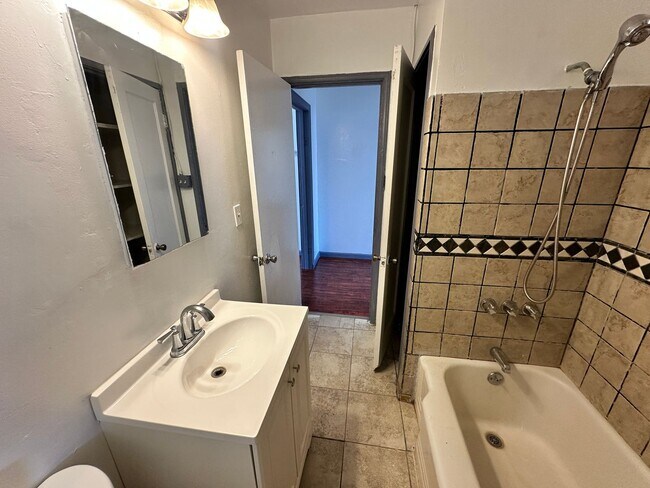 Building Photo - 3 Bedrooms 1  Bathroom  House In a Quiet A...
