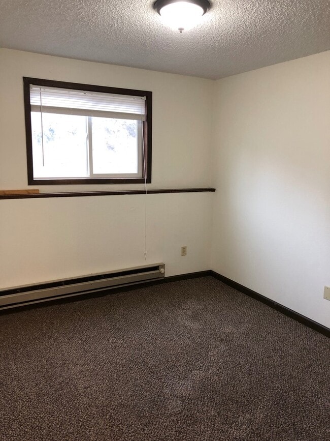 Building Photo - Convenient Location and Comfortable Living