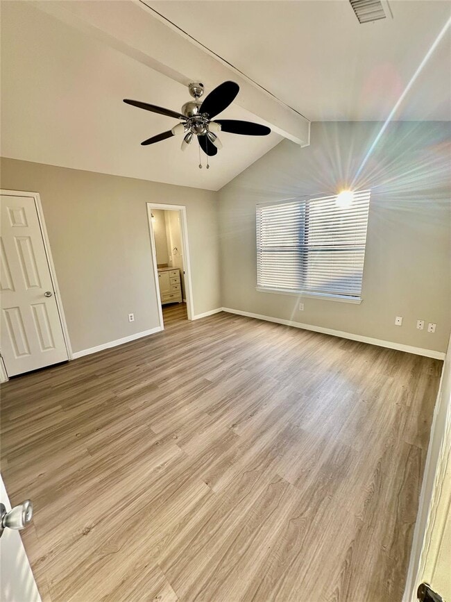 Building Photo - 1102 Serenada Dr