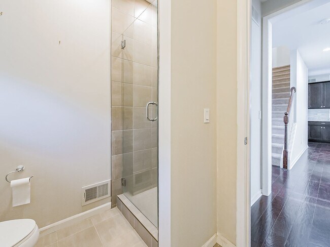 Building Photo - AVAILABLE NOW! Stunning 5-Bedroom Home in ...