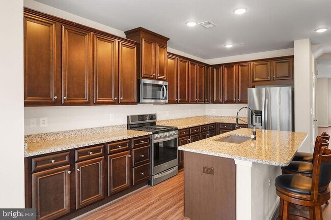 Building Photo - 12854 Cloverleaf Center Drive