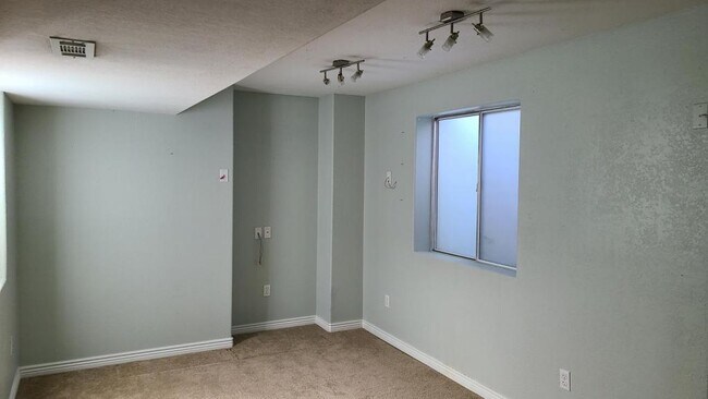 Building Photo - 818 S Terry St Unit 1