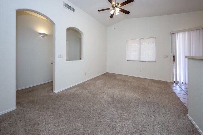 Building Photo - 8256 S Vía Del Forjador