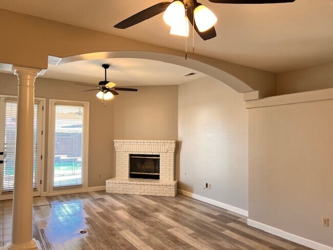 Building Photo - North West Bakersfield Home for Rent with Pool!