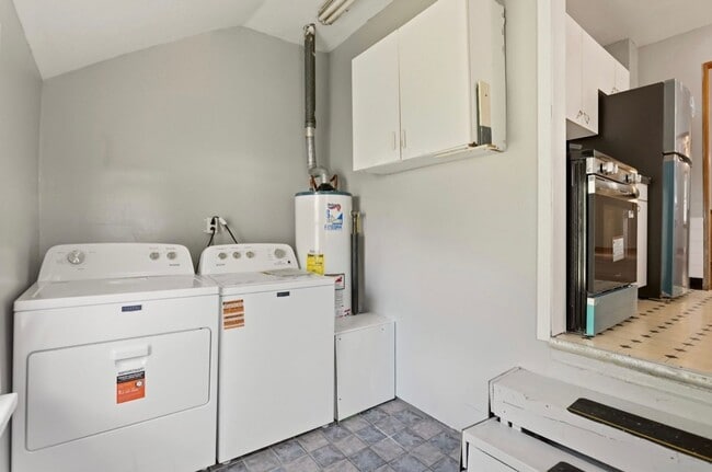 Building Photo - Move-In Ready 3 Bedroom with Fenced Yard & Garage!