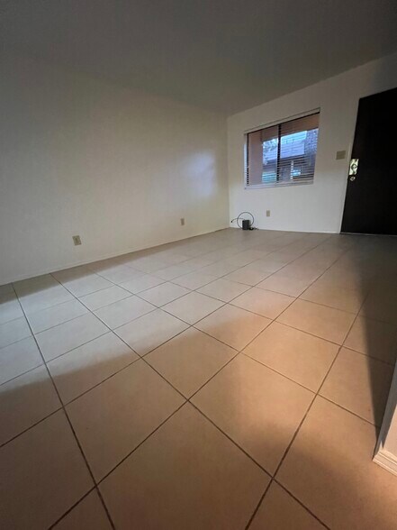 Building Photo - 629 Kingman Ave