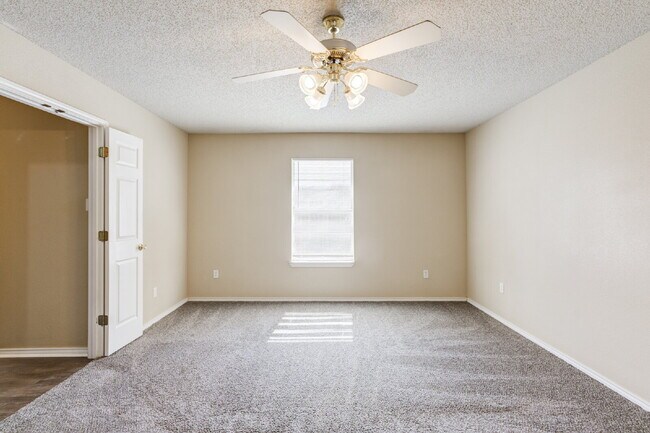 Building Photo - 3/2/2 plus a large basement on a Cul-de-Sac!