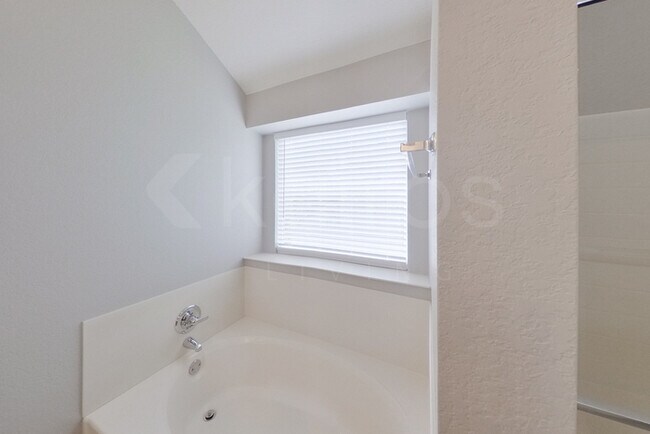 Building Photo - 113 Great Oaks Dr