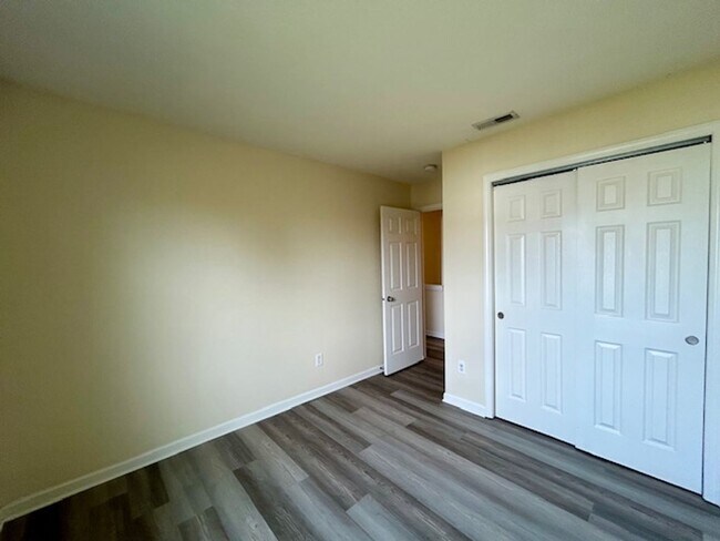 Building Photo - Beautiful 4 bedroom 2.5 bath 2 story home ...