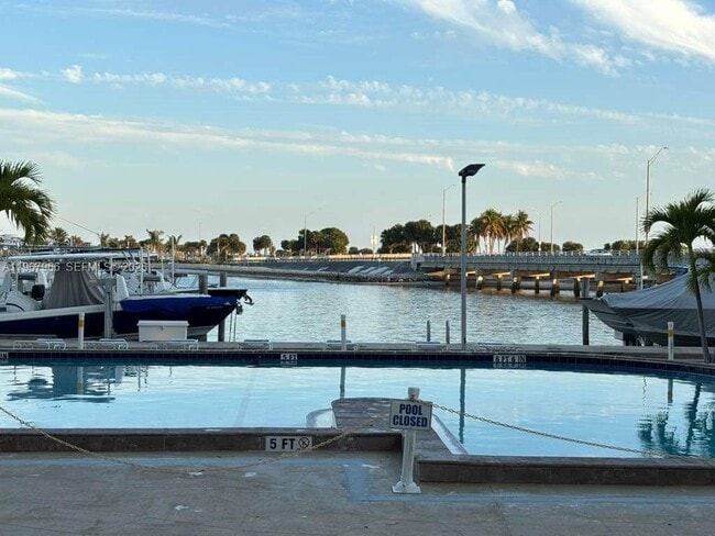 Building Photo - 150 SE 25th Rd