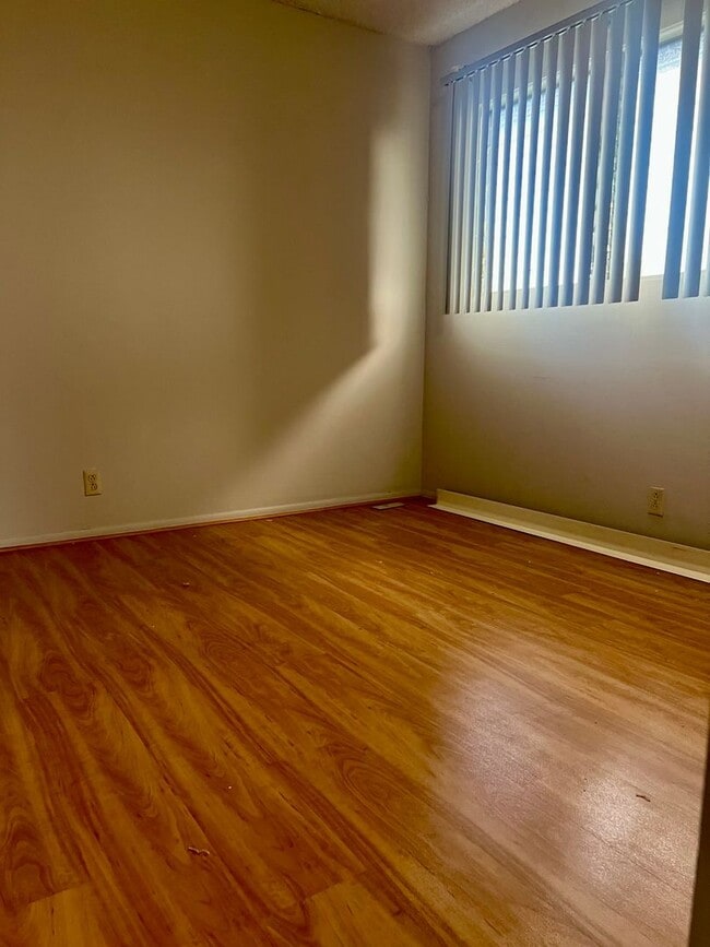 Building Photo - Spacious & Desirable 4/2/2 Single Family H...