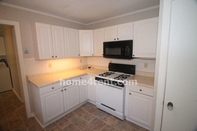 Building Photo - 2224 W 79th St