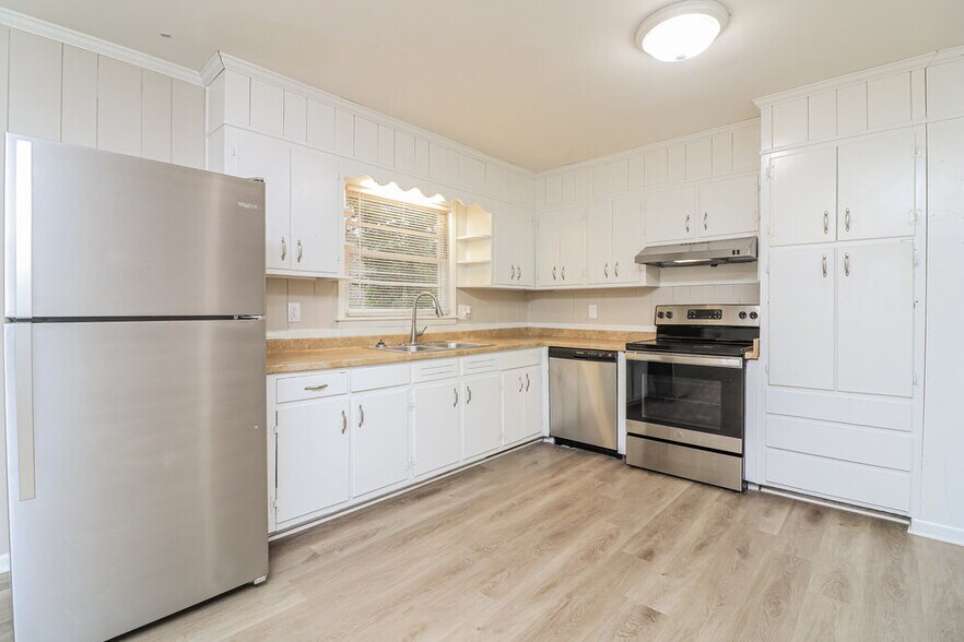 Building Photo - 3149 Beech Dr