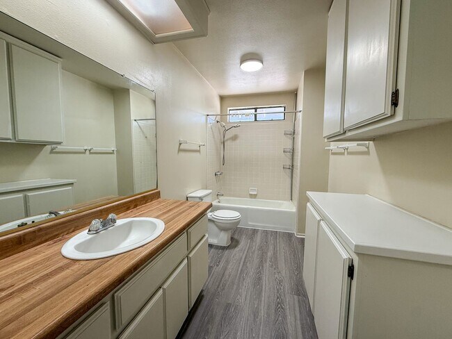 Building Photo - 3 bedroom Home on 2 Acres
