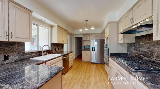 Building Photo - 4121 Hayvenhurst Dr