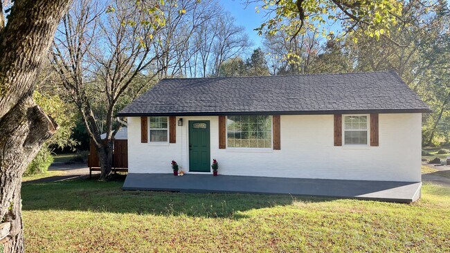 Building Photo - 820 Goldfinch Ave