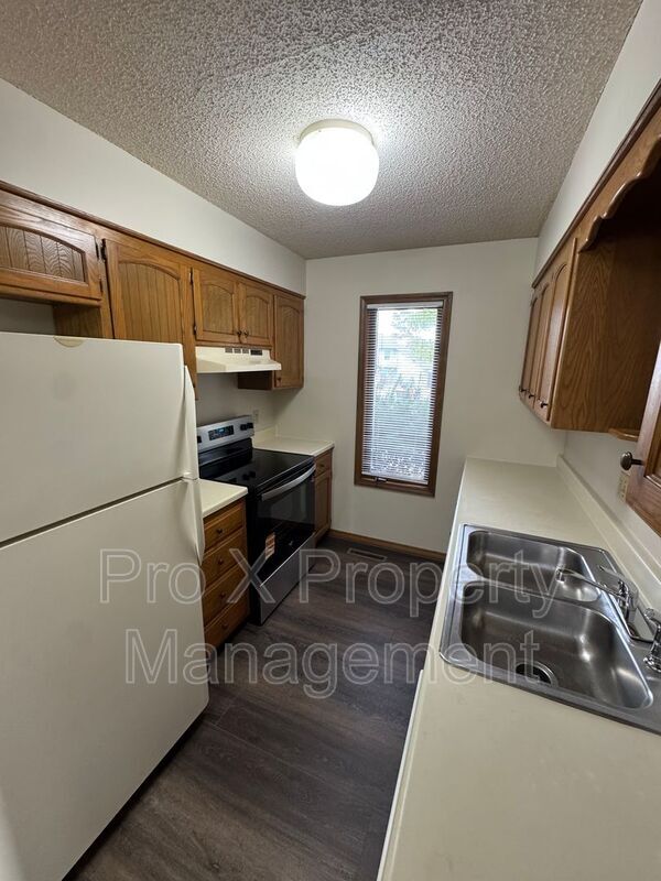 Building Photo - 300-310 Streamside Ct