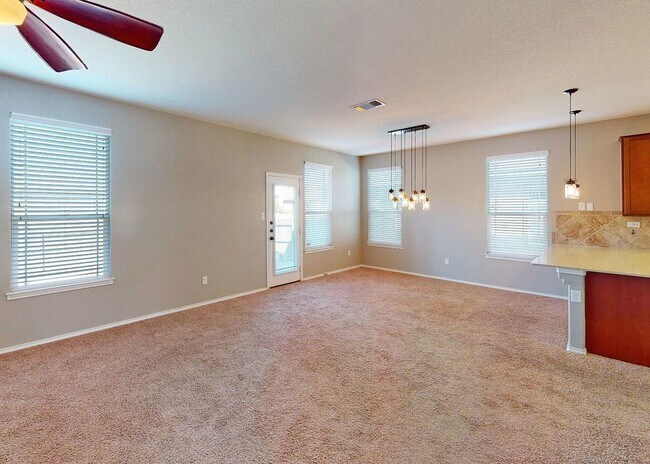 Building Photo - Large 4/3/2 Home in West Village at Creekside!