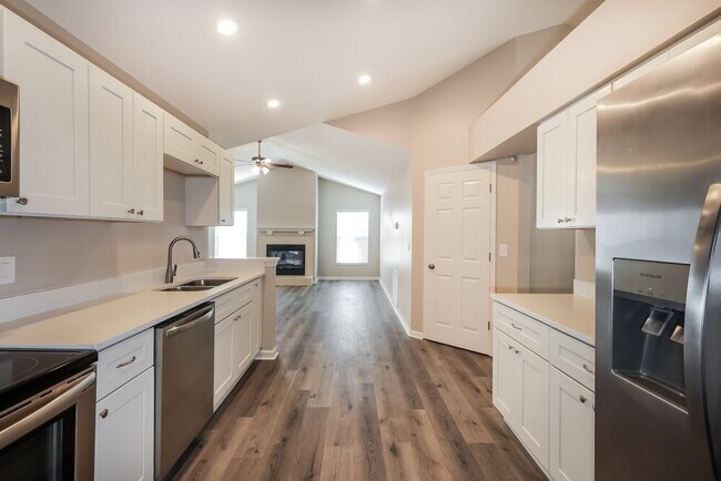 Building Photo - 4551 Oak River Cir