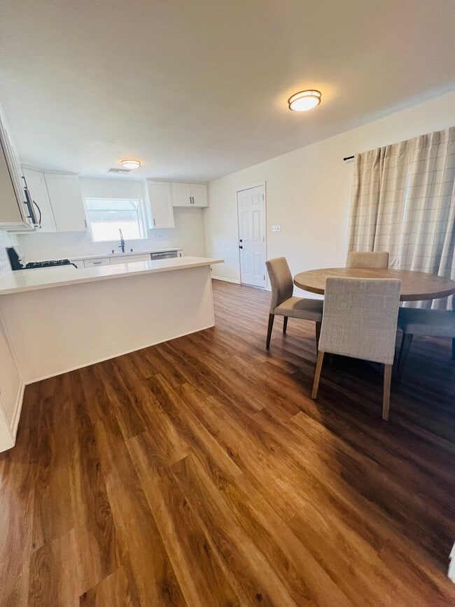 Building Photo - Spacious 3 Bedroom 2 Bath Home - Big Backyard – Simi Valley