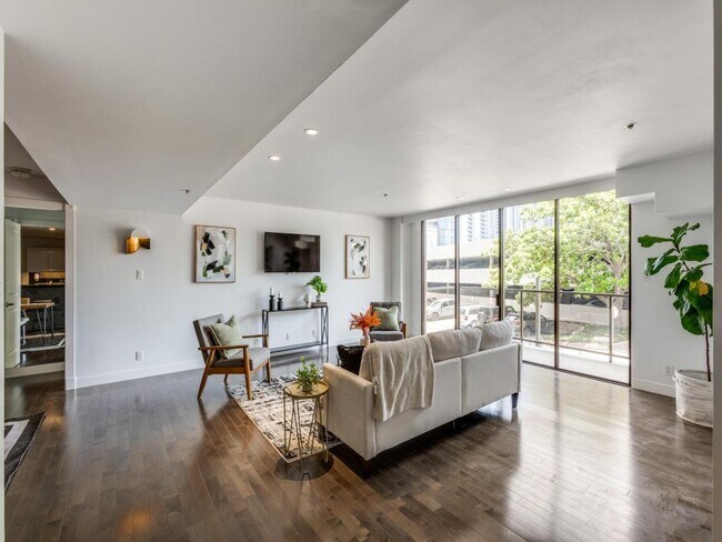 Primary Photo - 40 N Interstate Hwy 35