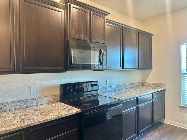 Building Photo - 5 BED 2.5 BATH NEW MANAGEMENT IN JARRELL TX!!!