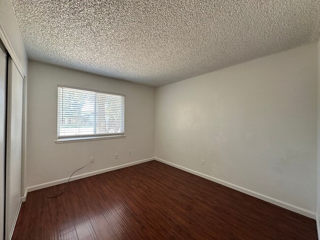Building Photo - Four Bedroom Home