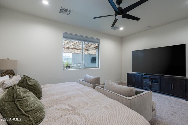 Building Photo - 18365 W Ewers Dr