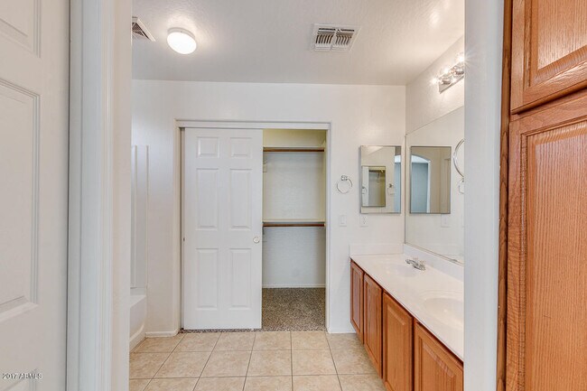 Building Photo - 4BR 3 FULL BATHROOMS W/ HUGE LOFT AND LARGE MASTER